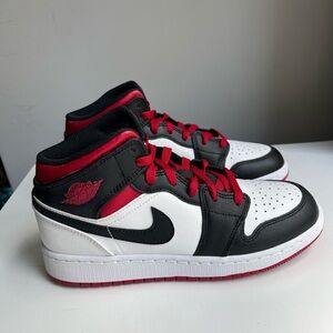 Nike Youth/Boys Jordan Retro I Mid Casual Shoes White/Gym Red/Black